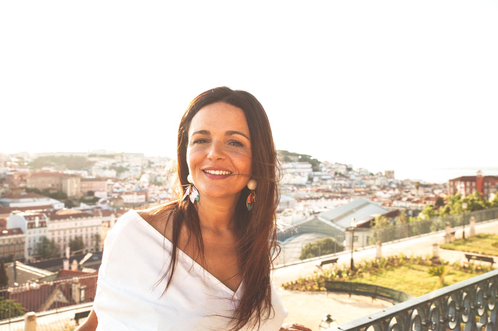 Vera Elisa Lopes, advogada, com Lisboa em fundo