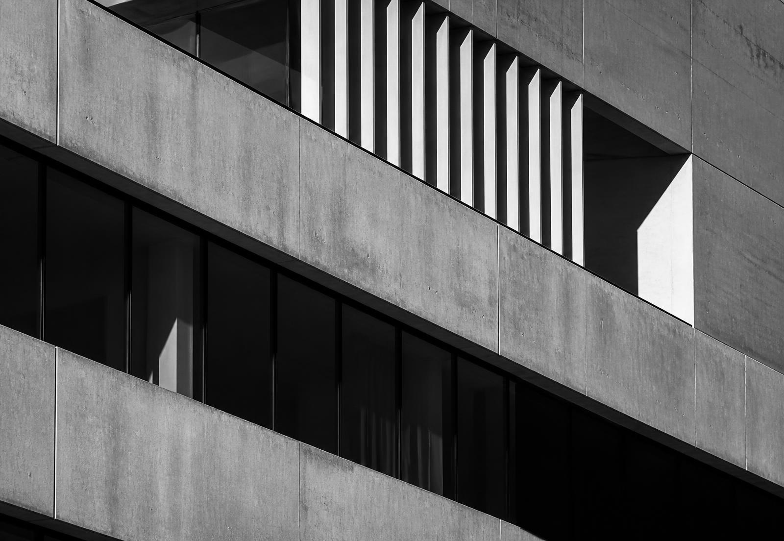 Fachada de arquitetura moderna em Lisboa, a preto e branco